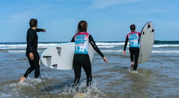 Cours de surf sur la plage des Bourdaines à Seignosse