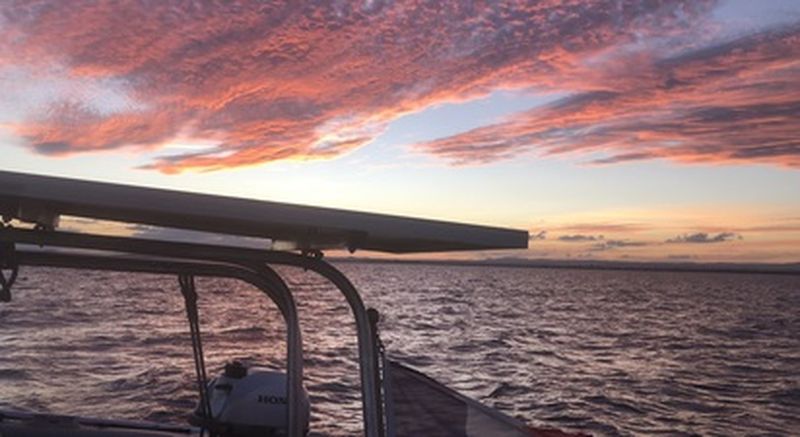 Coucher de soleil en voilier depuis Port Camargue dans la baie d'Aigues-Mortes