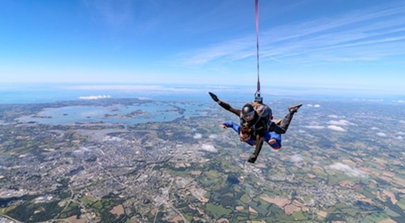 Saut en parachute à Vannes face à Belle-Île-en-Mer