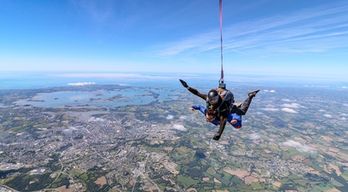 Saut en parachute à Vannes face à Belle-Île-en-Mer
