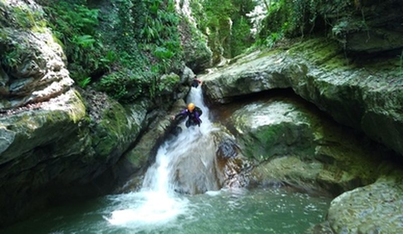 Canyoning dans la rivière du Grenant en Savoie