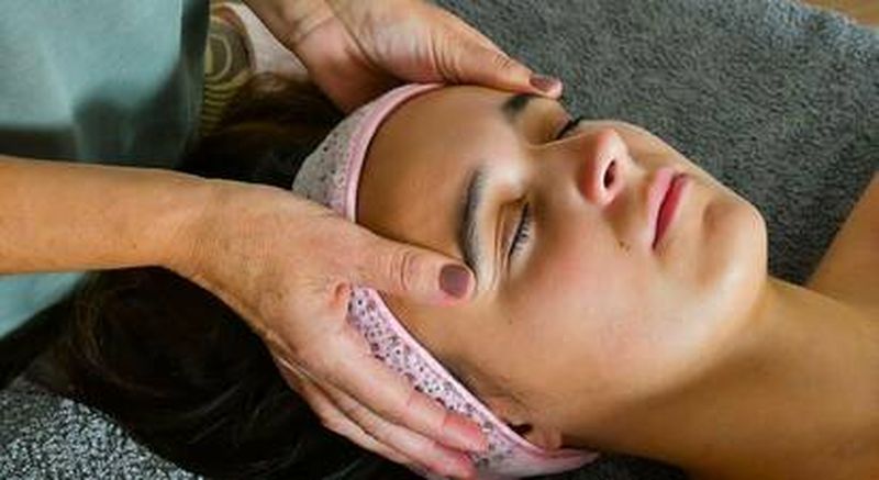 Massage du visage à Bourg-Saint-Bernard près de Toulouse