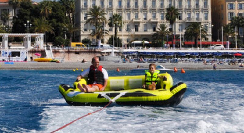 Bouée tractée au départ de la Promenade des Anglais à Nice