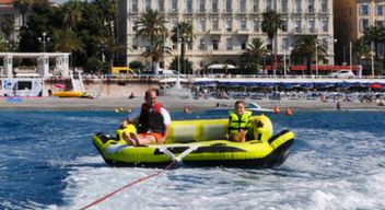 Bouée tractée au départ de la Promenade des Anglais à Nice
