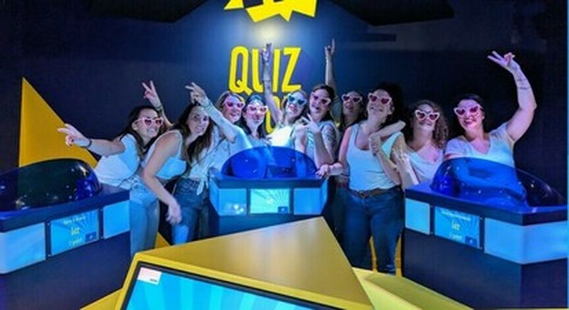 Participation à un quiz immersif dans un décor de plateau TV à Caen
