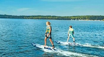 Session de surf électrique sur le lac Maguide à Biscarosse