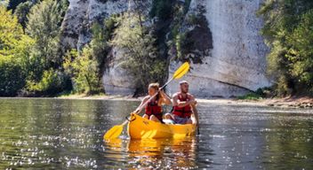 Descente en canoë à Vitrac dans la vallée de la Dordogne