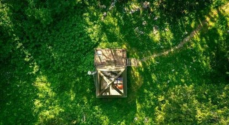 Nuit insolite Alti-dôme panoramique dans les Alpes près d'Annecy