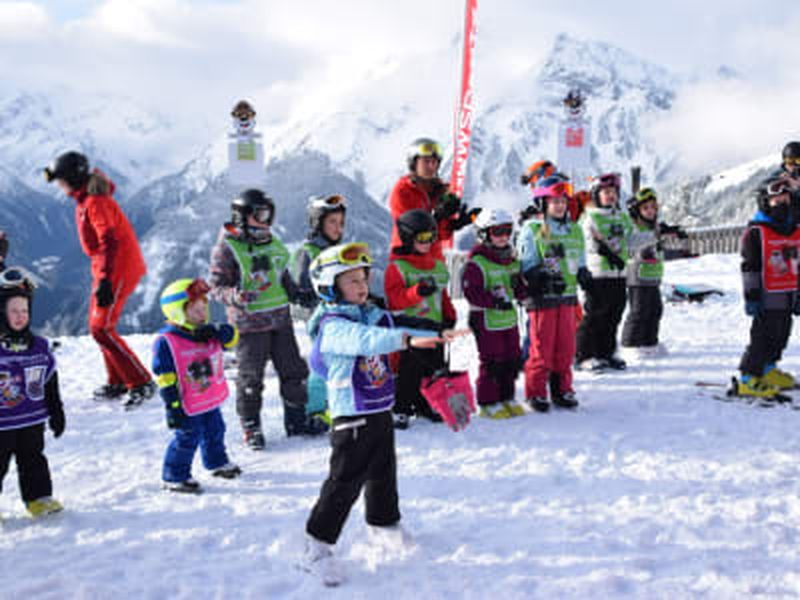 Leçon de ski intermédiaire pour enfants à Mayrhofen, au Tyrol