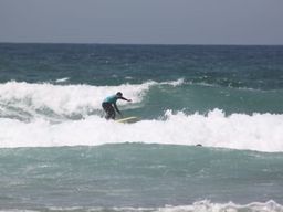 Cours de surf en groupe à Praia da Luz, près de Lagos