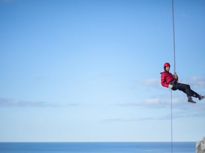 Descente en rappel à Högklint près de Visby, Gotland