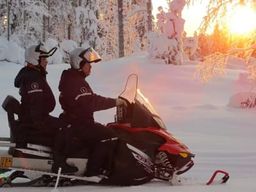 Safari en motoneige dans le parc national de Linnansaari depuis Oravi
