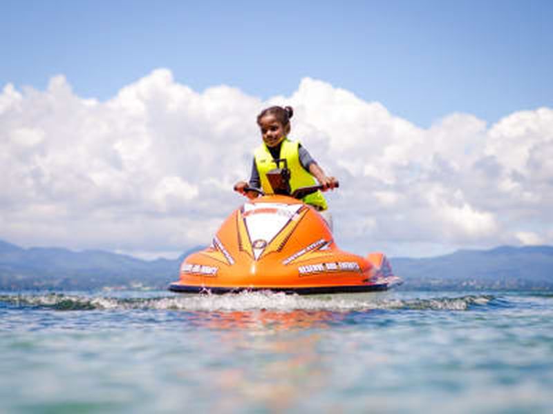 Initiation au jet ski électrique pour enfants au Gosier, Guadeloupe