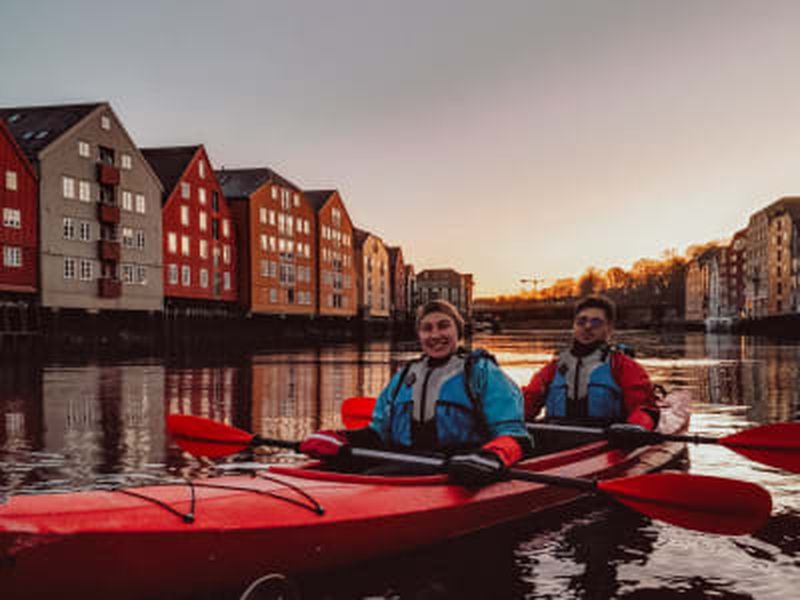 Excursion hivernale nocturne en kayak de rivière à Trondheim