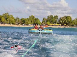 Bouée tractée à Port-Louis, Guadeloupe