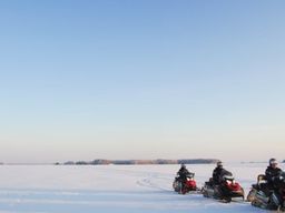 Excursion en motoneige et pêche sur glace dans le parc national de Linnansaari depuis Oravi