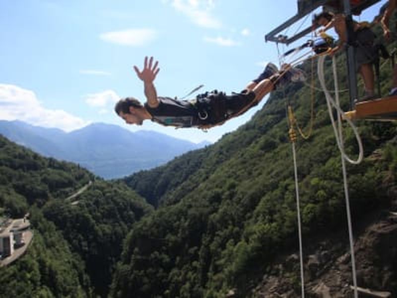 Saut à l'élastique de 220 m depuis le barrage de Verzasca à côté de Locarno, Tessin