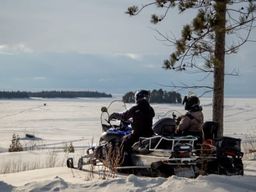 Randonnée guidée en motoneige au lac Saint-Jean près de Saguenay