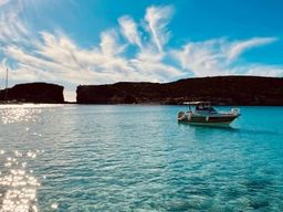Excursion en bateau privé vers le lagon bleu et les spéléologies de Santa Maria sur l'île de Comino