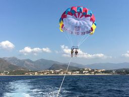 Parachute ascensionnel dans le golfe de Saint-Florent, près de Bastia