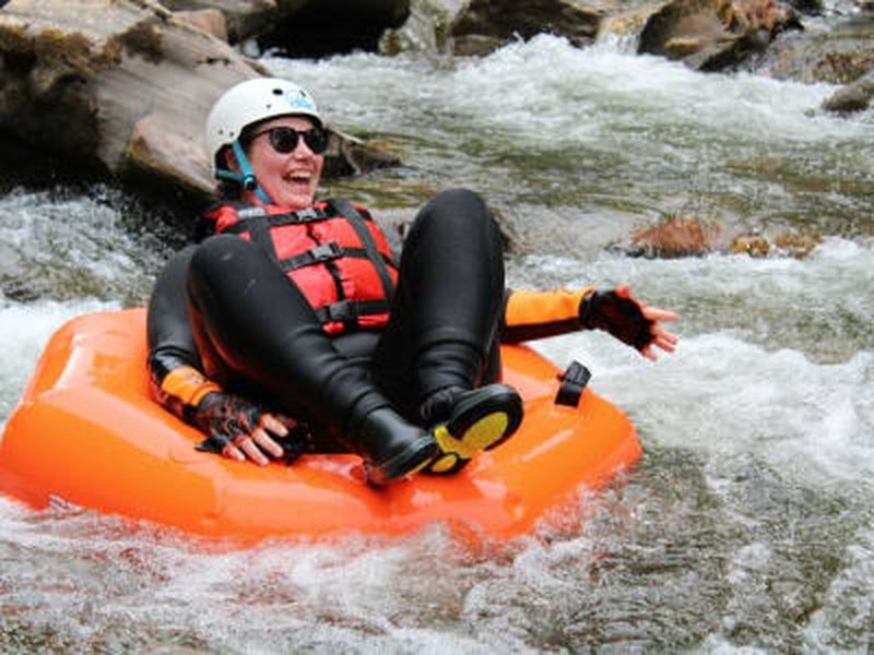 Descente en chambre à air sur la rivière Feshie près d'Aviemore, dans le parc national de Cairngorms