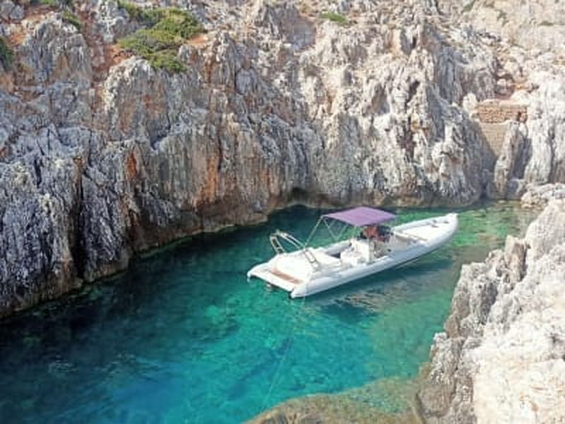Excursion en bateau privé dans la baie de Katholiko et à Seitan Limani depuis La Canée, en Crète