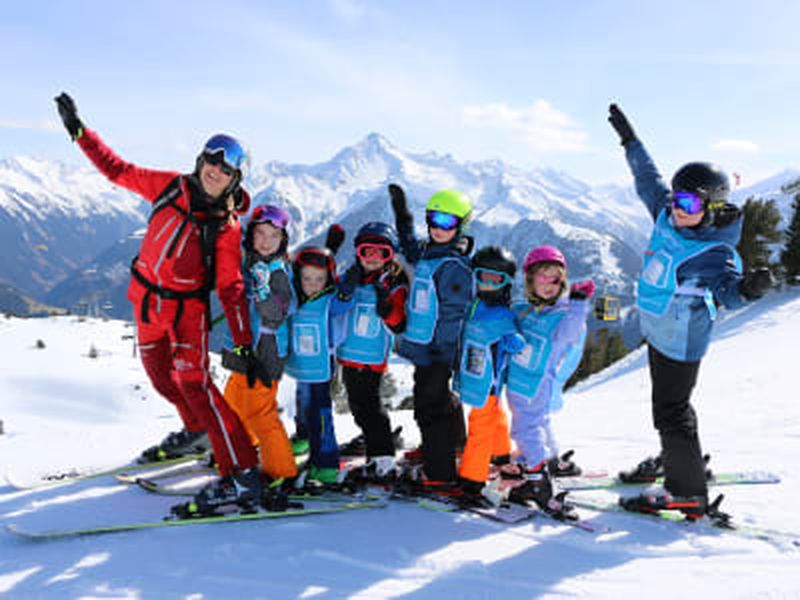 Leçon de ski avancée pour les enfants à Mayrhofen, dans le Tyrol, en Autriche