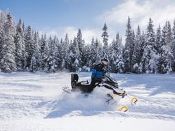 Excursion en motoneige électrique dans les Monts-Valin, Saguenay–Lac-Saint-Jean