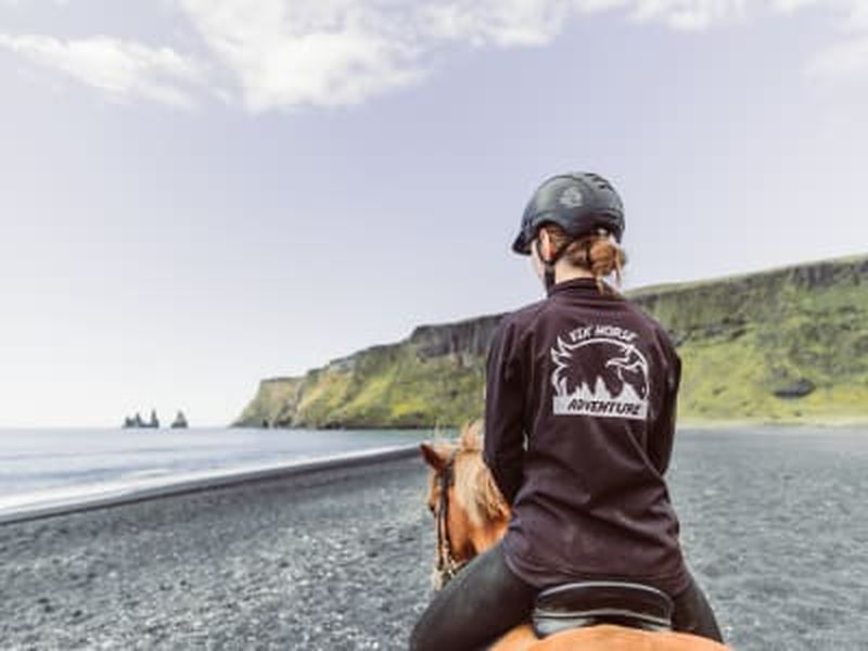 Randonnée à cheval sur la plage de sable noir dans le sud de l'Islande depuis Vík í Mýrdal