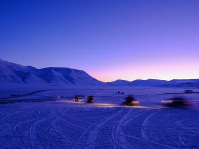 Excursion en motoneige à travers le Svalbard au printemps