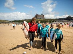 Leçon de surf en groupe pour débutants à la plage de Fistral, Cornouailles