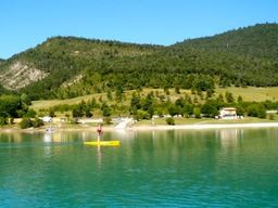 Location de stand-up paddle sur le lac de Castillon dans le Verdon