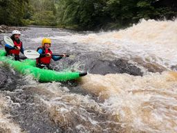 Descente en kayak raft sur la rivière Leven à Kinlochleven, près de Fort William