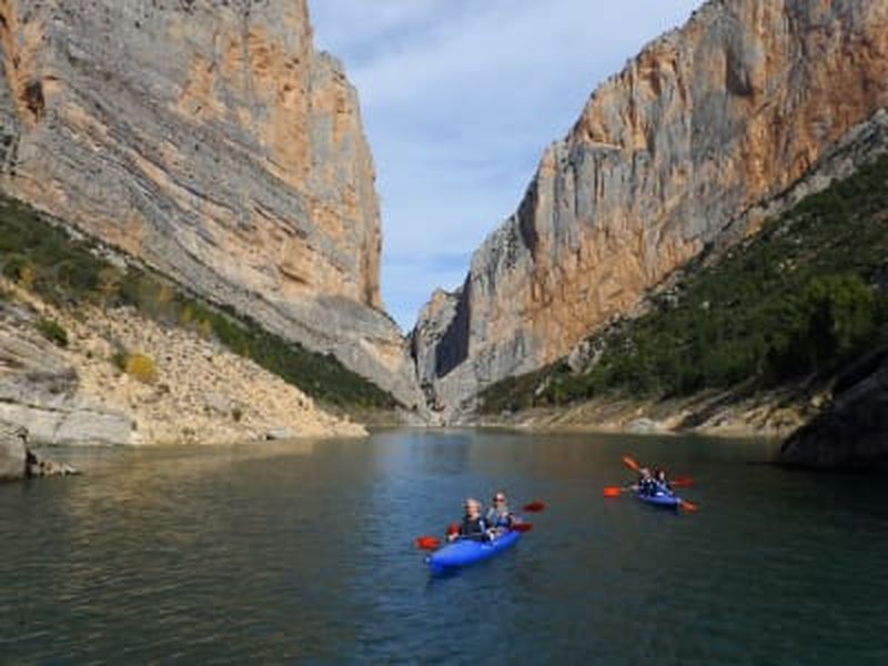 Excursion en randonnée et en kayak dans le réservoir de Canelles près de Lerida