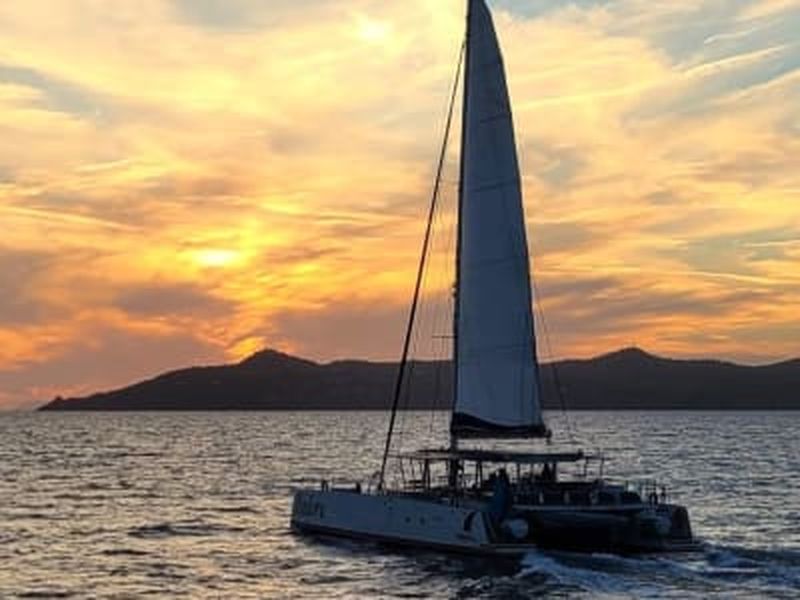 Croisière en catamaran dans la rade d'Hyères au coucher du soleil