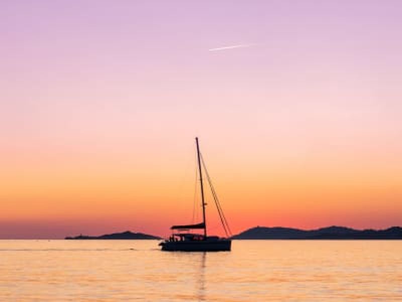 Balade en catamaran à voile jusqu'à Porquerolles ou Giens depuis Hyères au coucher du soleil