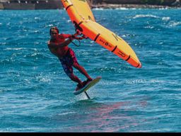 Cours de wingfoil à Tarifa, sur la plage de Valdevaqueros