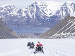 Excursion estivale en motoneige et randonnée au départ de Longyearbyen au Svalbard