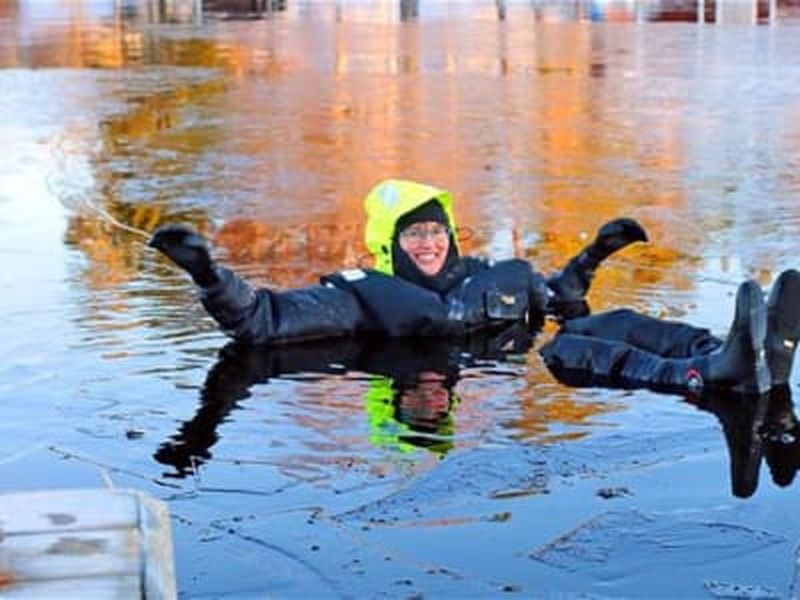 Ice floating dans le canal d'Oravi près du parc national de Linnansaari
