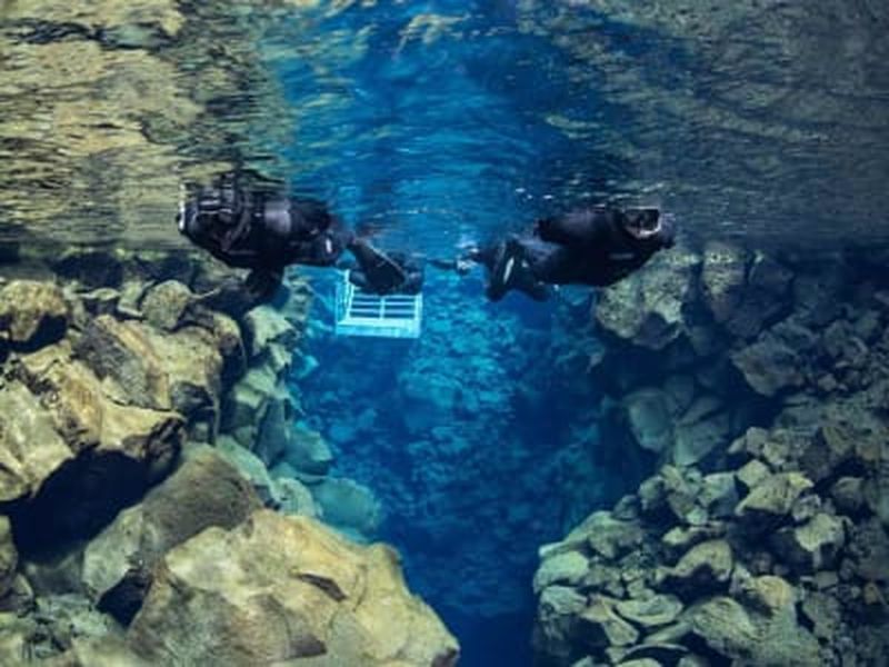 Snorkeling dans la faille de Silfra au Parc National de Þingvellir, près de Reykjavík