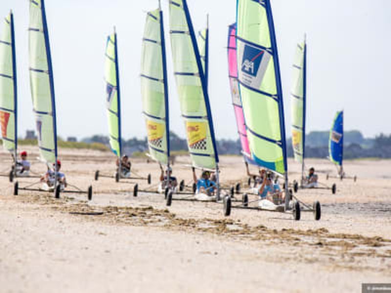 Char à voile dans la baie du Mont-Saint-Michel, près de Saint-Malo