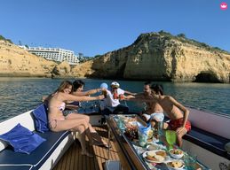 Bateau de fête privé en Algarve – Croisière de 3 h avec musique, baignade et boissons (en option)