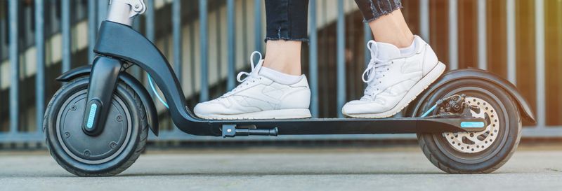 Visite sur le thème de l'architecture brutaliste en trottinette électrique