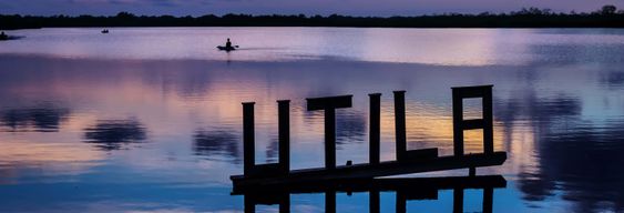 Balade en bateau au coucher du soleil le long de la côte d'Útila
