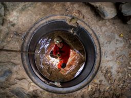 Spéléologie dans la Grotte Fontaine de Champclos (07)