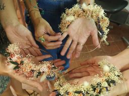 Atelier création de couronne en fleurs séchées à Marseille 5ème