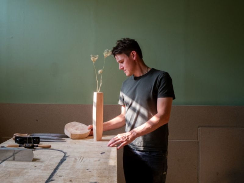 Atelier création d'un vase sculptural en bois massif à Lille