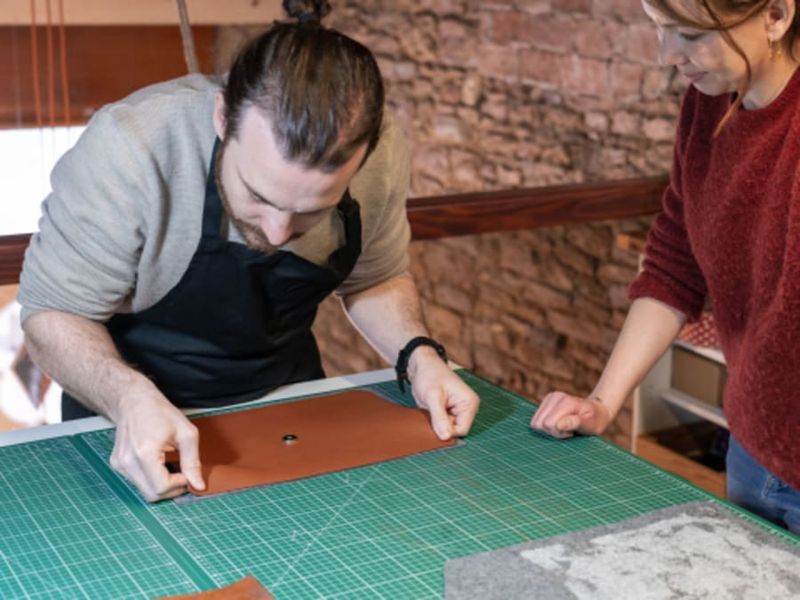Atelier de fabrication housse d'ordinateur en cuir à Lyon 1er