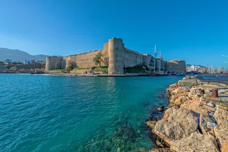 Depuis Ayia Napa : récits de deux villes, Nicosie et Kyrenia-Polish