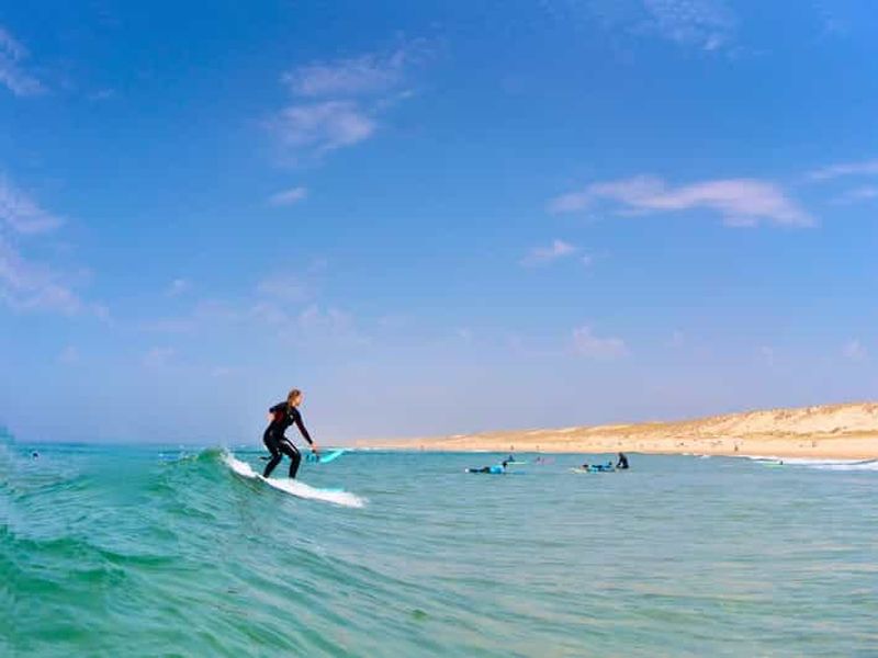Apprenez à surfer dans un spot magnifique et peu fréquenté près de Bordeaux !